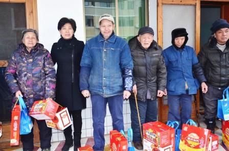 集團(tuán)走訪慰問(wèn)福利院.jpg